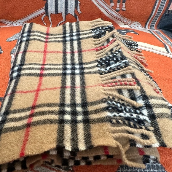 BURBERRYS❤️🌟CLASSIC VINTAGE WOOL SCARF⭐️ - Picture 1 of 3